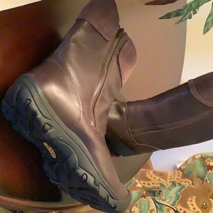 Keen Presido women’s size 10 leather and suede winter boot.